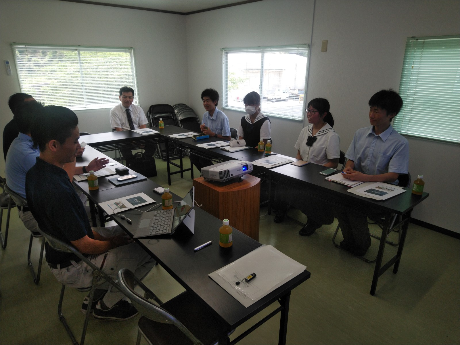 鈴鹿市の先生と生徒の皆さんが見学に来てくれました 食品リサイクルは大栄工業にお任せください